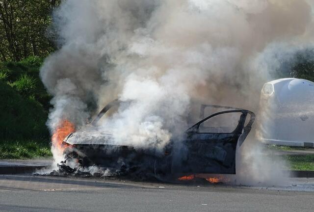 Beim Eintreffen der Feuerwehr stand der BMW in Vollbrand | Foto: Pressestelle Feuerwehr Samtgemeinde Hanstedt