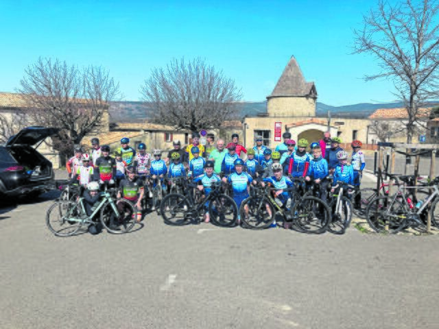 Ein Teil der Trainingsgruppe vor der Fahrt auf den Mont Ventoux, den man im Bildhintergrund sieht | Foto: BW Buchholz