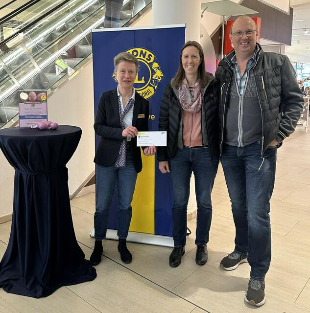 Die Präsidentin des Lions Clubs Imke Rathmann (li.) übergab den Preis an die glücklichen Gewinner der Ostertombola 2023 Jasmin und Rüdiger Fröhling | Foto: Buchholzer Löwen