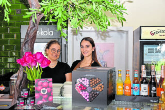 Lena (li.) und Paulina sind in Katie's Cottage 
im Service tätig | Foto: Axel-Holger Haase