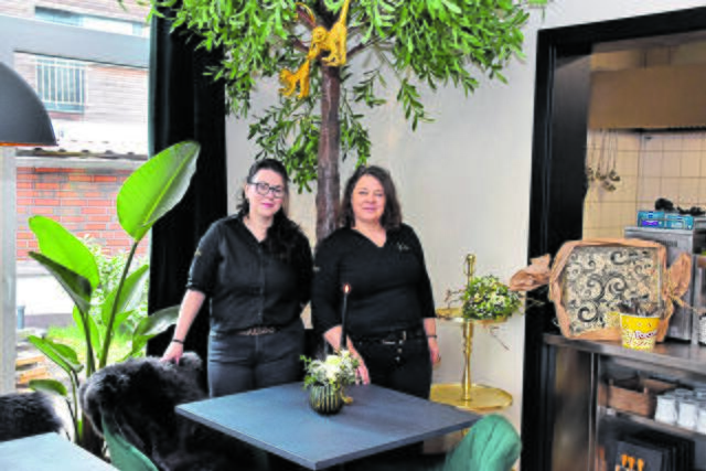 Laden zum entspannten Verweilen im Restaurant oder auf der Außenterrasse ein: Nadine Schröder (li.) und Katie Pahlhammer  | Foto: Axel-Holger Haase