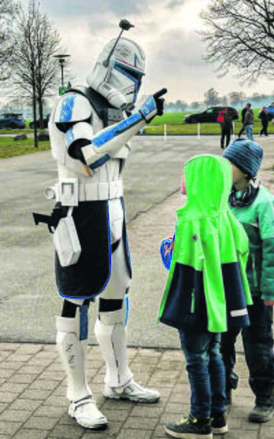 Im Gespräch mit Kindern, die die Dienstnummer von Captain Rex wissen wollten | Foto: Miriam Hatzner
