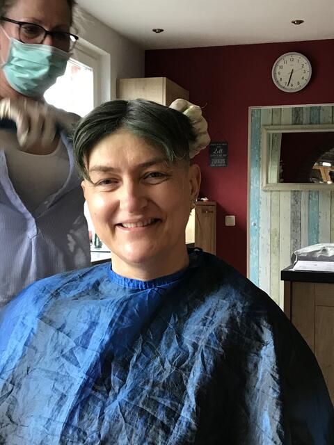 Als die Haare nach der Chemotherapie büschelweise ausfielen, machte Nicola Hartmann kurzen Prozess und ließ sie sich von Freundin Petra abrasieren | Foto: Hartmann