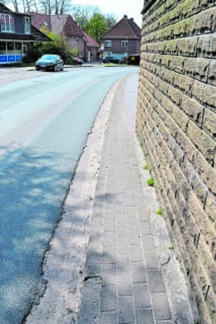 Der rechtsseitige Gehweg auf einem Abschnitt der Dorfstraße | Foto: bim