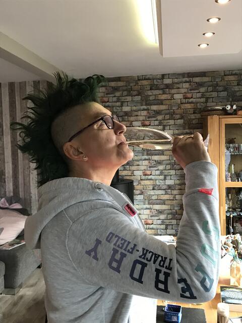 Für wenige Minuten im Rahmen der "Haare-ab-Party" trug Nicola Hartmenn einen Irokesenschnitt | Foto: Hartmann