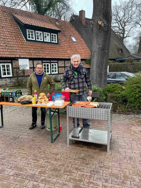 Stärkung nach getaner Arbeit: BGV-Vorsitzender Bernd Jost (re.) grillte Würstchen für alle | Foto: BGV