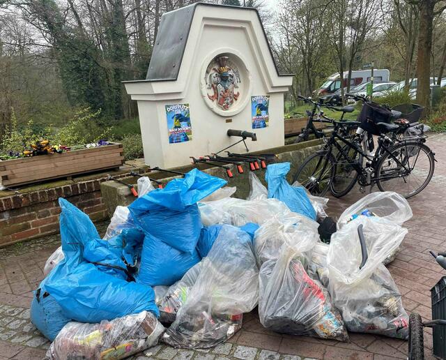 Beachtliche Ausbeute: Vor allem Flaschen und andere Getränkeverpackungen fanden sich in Rabatten und auf Wegen | Foto: BGV