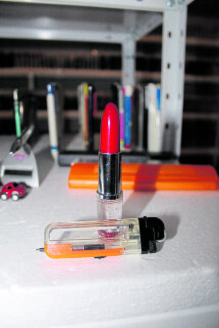 Der Lippenstift ist eigentlich ein Kuli. Auch im Feuerzeug ist eine Kugelschreibermine integriert