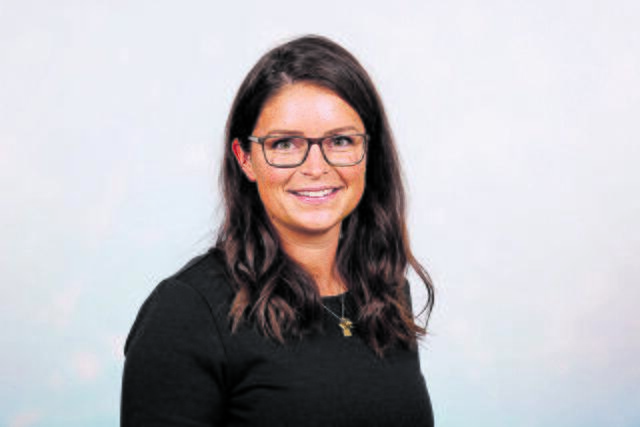 Annabelle Dietz - Als Key-Account für die Kunden BUDNIKOWSKY und EDEKA Nord zuständig, von A bis Z läuft alles über ihren Tisch. Neben der Licht- und Außenwerbung reicht ihre Kompetenz noch viel weiter - kreative Arbeiten in der Agentur, Erfahrung im Verlagswesen und früher Ausführung von praktischen Arbeiten in der Werbetechnik. | Foto: Uli Seidel