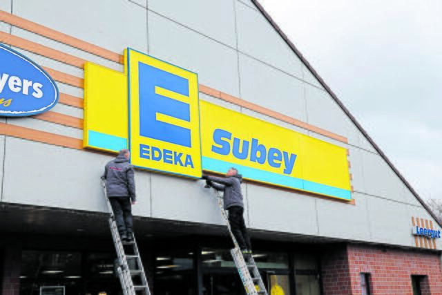 Jede EDEKA-Leuchtreklame wird individuell angefertigt | Foto: Uli Seidel