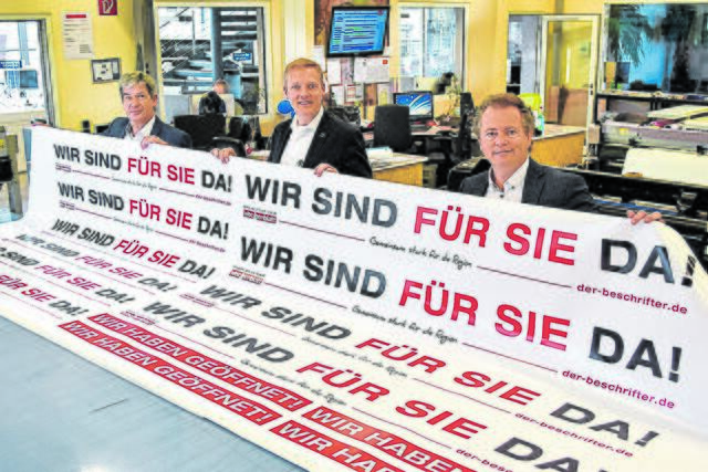 Setzten sich in der Pandemie-Zeit für ihre Kunden in der Region ein (v. li.): Holger Grundt, Philipp Brombach und Stephan Schrader (Geschäftsführer Wochenblatt-Verlag)  | Foto: Axel-Holger Haase