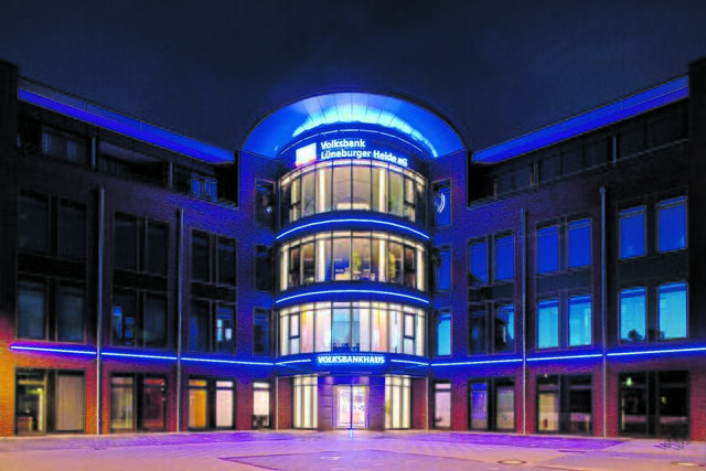Das VOLKSBANKHAUS in der Buchholzer Innenstadt - perfekt inszeniert und illuminiert | Foto: Uli Seidel