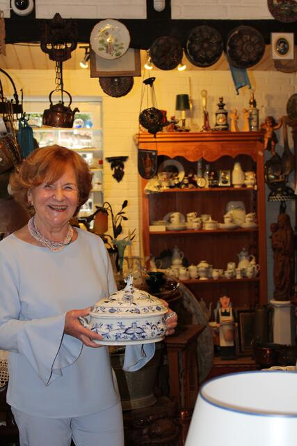 Renate Smutek zeigt schönes Porzellan | Foto: pöp