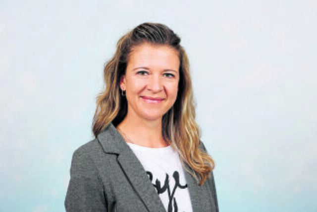 Martina Röder - Durch die jahrelange Tätigkeit als Art-Direktorin in der Hamburger Werbeagentur Kosmos liegt ihr Schwerpunkt nach wie vor im Printbereich. Wenn Kreativität gefragt ist, Logo- und CI-Entwicklungen benötigt werden, kommt sie mit ihrem fundierten Fachwissen ins
Spiel. | Foto: Uli Seidel