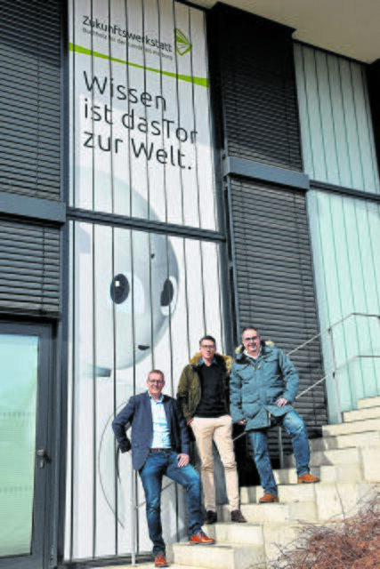 Perfekte Zusammenarbeit (v. li.):
Philipp Brombach mit Jan-Ole Stenzel
und Jan Bauer vom Förderverein
Zukunftswerkstatt Buchholz  | Foto: Axel-Holger Haase
