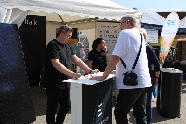 Martina (im Hintergrund re.) und Bernd (re.) Schliepmüller ließen sich von René Sips von der Firma Energieversum über Photovoltaikanlagen auf dem Dach beraten | Foto: pöp