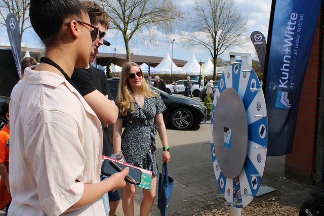 Noomi Amuka (v. li.), Lukas Klein, Moritz (verdeckt) und Matilda Hoffmann versuchten sich am Glücksrad. | Foto: pöp