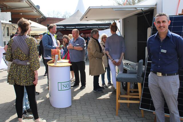 Maik Steinke (re.) von der Inol GmbH aus Schneverdingen stand Rede und Anwort rund um Photovoltaikanlagen. Seine Firma erstellt und betreibt auch professionelle Ladestationen für E-Autos   | Foto: pöp