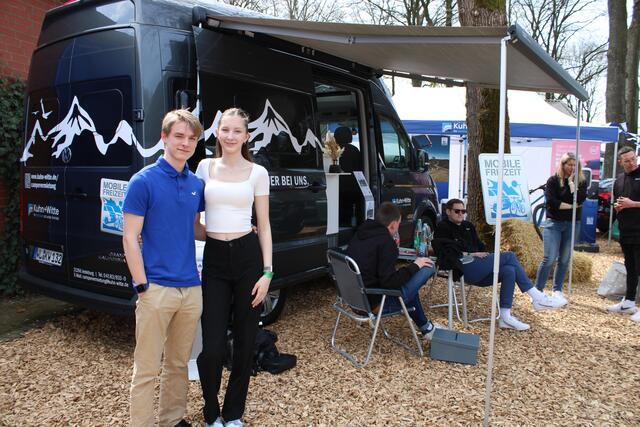 Hat neue Kontakte geknüpft: Konstantin Crasemann aus Seevetal besuchte mit Freundin Larissa Hiemer natürlich den Stand seines Praktikumsbetriebes Kuhn+Witte | Foto: pöp