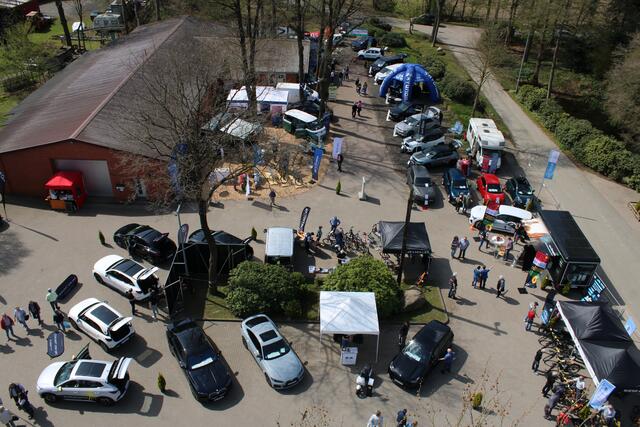 Blick von oben: Im Außenbereich E drehte sich alles um E-Mobilität | Foto: pöp