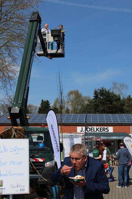 Mit dem Hubwagen von Koppermann Garten und Landschaftsbau aus Meckelfeld durften auch Besucher Höhenluft schnuppern | Foto: pöp