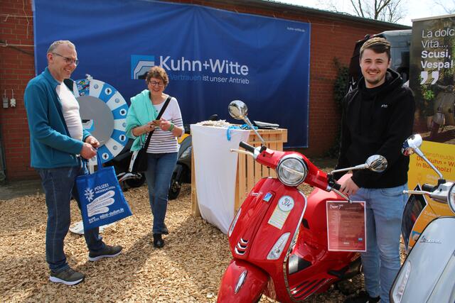 Der knallrote E-Roller zog viele Blicke auf sich, auch die von Olaf und Angelika Settler aus Hanstedt. "Vespa ist der Renner hier", sagt Piaggo-Verkaufsberater Bennet Brunkhorst  | Foto: pöp