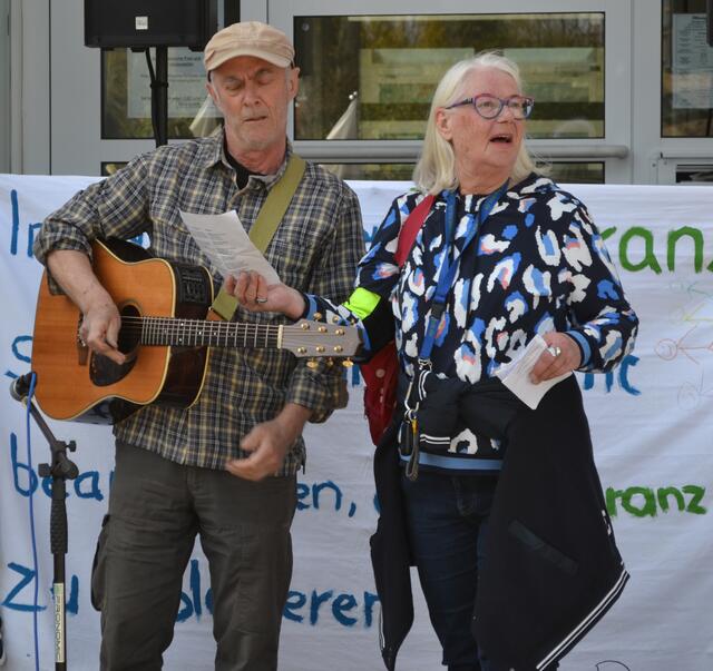 Barbara Wilkens vom Forum für Zivilcourage und Finn-Olaf Walter stimmten Lieder mit den Teilnehmerinnen und Teilnehmern an | Foto: bim