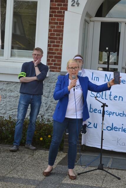 Bürgermeisterin Nadja Weippert zeigt ein Mittel, mit dem Hass und Hetze rasant verbreitet werden: das Smartphone | Foto: bim