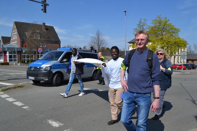 Ulrich Graß (vorn), Sprecher des Forums für Zivilcourage | Foto: bim