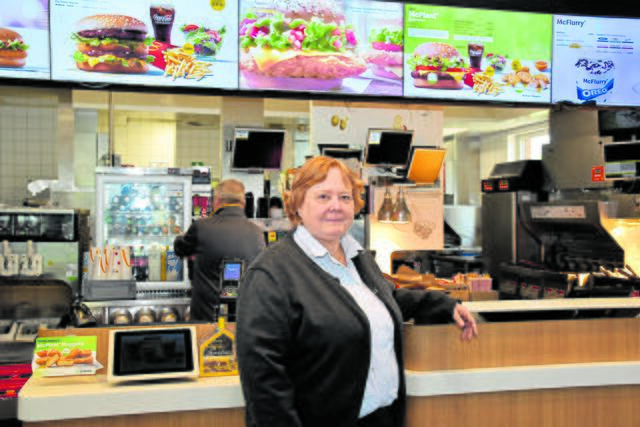 Barbara Parwulski ist die Office-Managerin. Sie empfiehlt eine Ausbildung bei McDonald's  | Foto: Axel-Holger Haase