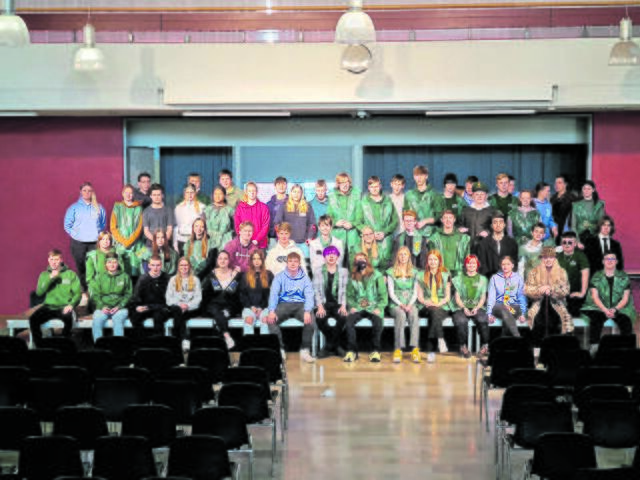 Eine starke kreative Gemeinschaft: die an der Aufführung des Theaterstücks Beteiligten | Foto: Oberschule Salzhausen