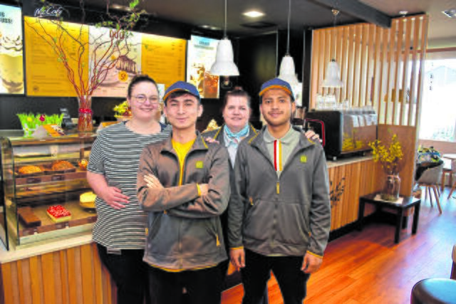 Sie engagieren sich für die Gäste: die beiden Auszubildenden 
Iskandar Mahmadjomov (li.) und Navruz Zaripov sowie Swantje Rohde (hinten links, Restaurant-Leiterin) und Kati Intemann (Ausbildungsbeauftragte)  | Foto: Axel-Holger Haase