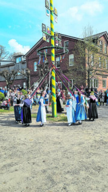 Der Bändertanz der Volkstanz- und Trachtengruppe Kiekeberg wird aufgeführt  | Foto: Schützenverein Vahrendorf