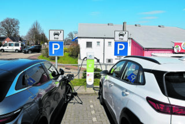 Die Gäste können ihre E-Fahrzeuge an der Ladesäule aufladen | Foto: Axel-Holger Haase