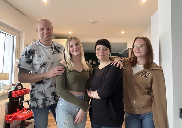 Familie Strotmann mit den Eltern Oliver und Natascha sowie den Töchtern Jil  (17, 2. v. li.) und Mia (15, re.) | Foto: Strotmann
