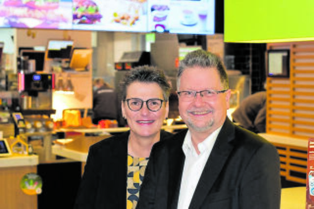 Frauke Petersen-Hanson (McDonald's Franchise-Nehmerin) mit ihrem Mann Scott Hanson, der als Prokurist tätig ist  | Foto: McDonald's