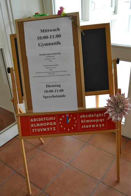 Diese Tafel weist auf die Bewohnerinnen und Bewohner auf die nächsten Veranstaltungen hin | Foto: bim