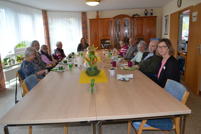 Gemeinsames Frühstück in der Tagespflege mit Ergotherapeutin Susanne Beisch (am Kopf) und Pflegedienstleitung Brigitta Stelling (vorne rechts) | Foto: bim