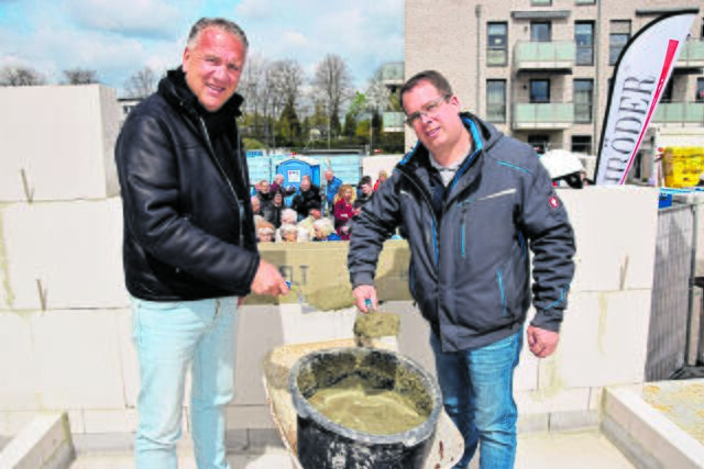 Bauherr Jörg Schröder (li.) und Bauleiter Jens Böttcher bei der Grundsteinlegung für den zweiten Bauabschnitt des Seniorenquartiers Alter Zirkusplatz in Meckelfeld | Foto: ts
