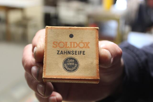 In der Nachkriegszeit gab es statt Zahncreme Zahnseife im festen Block | Foto: sb