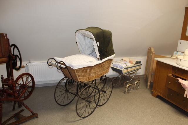 Noch gut erhalten ist dieser alte Kinderwagen | Foto: sb