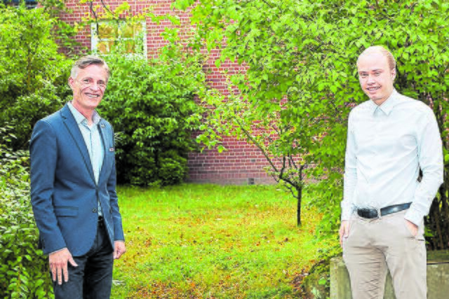Stellte die Pläne vor: Buchholz' Klimaschutzbeauftragter Nico Wiesmann (re.), hier mit Bürgermeister Jan-Hendrik Röhse | Foto: Helms