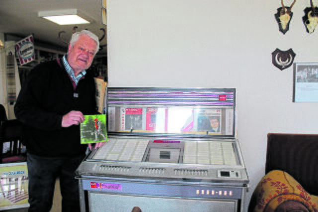 Reiner Klintworth an der Musikbox Baujahr 1964    | Foto: sb