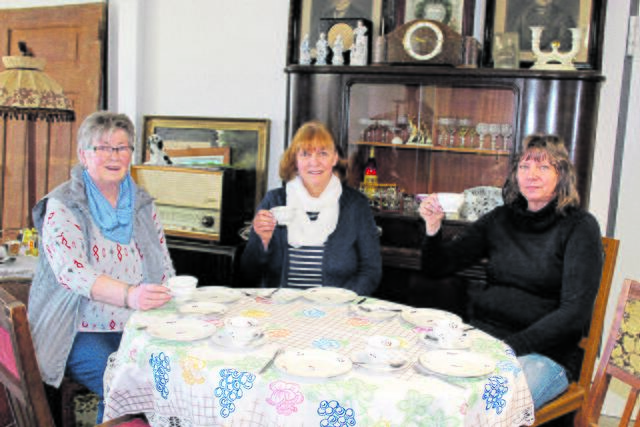 Am Kaffeetisch wie zu Omas Zeiten (v.li.): Regina Cordes, Christine Klintworth und Heike Jabs | Foto: sb