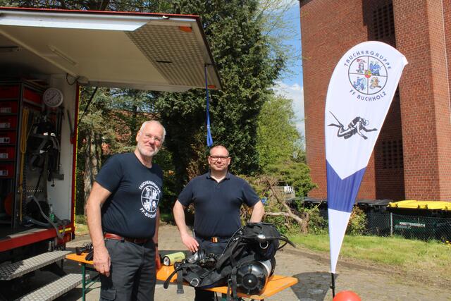 Präsentierten die Arbeit der Tauchergruppe: Joachim Behnke (li.) und Robert Kaminski von der Feuerwehr Buchholz