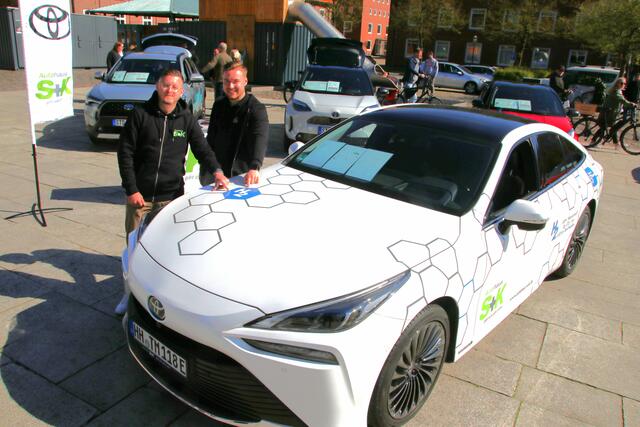 Alexander Leonov (li.) und Tim Krusche vom Autohaus S&amp;K zeigten, wie die automobile Zukunft aussehen kann. Sie präsentierten den mit einer Brennstoffzelle angetriebenen Toyota Mirai | Foto: jd
