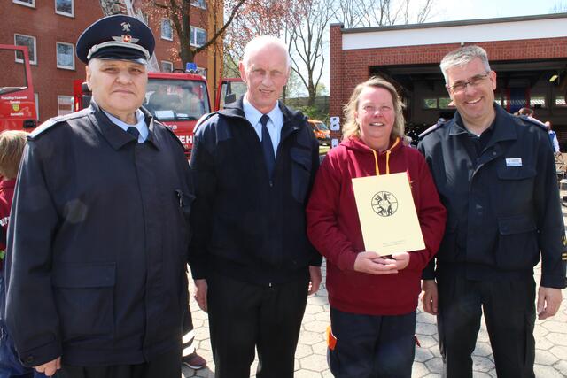 Nicole Lossie, stv. Jugendwartin, erhielt eine Urkunde zum Jubiläum der Jugendfeuerwehr von (v. li.) Michael Bolst (stv. Abschnittsleiter), stv. Ortsbrandmeister Reinhard Heitkamp und Abschnittsleiter Torsten Lorenzen