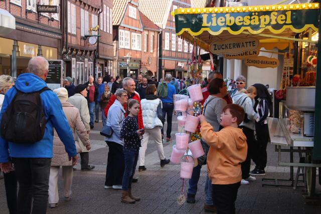 So mancher fand die Leckereien viel interessanter als die Angebote in den Ggeschäften | Foto: jd
