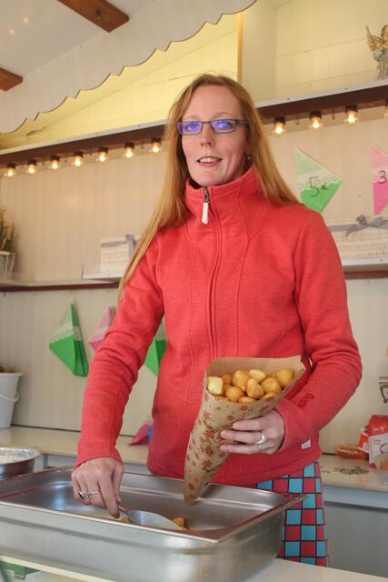 Kerstin Weichert-Suhr hält leckeren Schmalzkuchen bereit: "Es läuft gut", sagt sie zufrieden