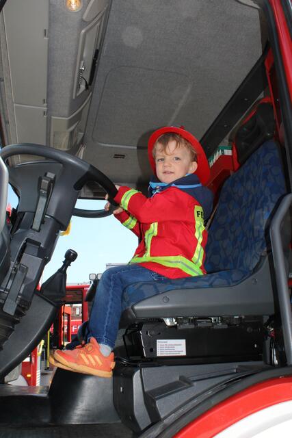 Henrik (3) hatte sichtlich Spaß am Steuer des großen Einsatzfahrzeuges